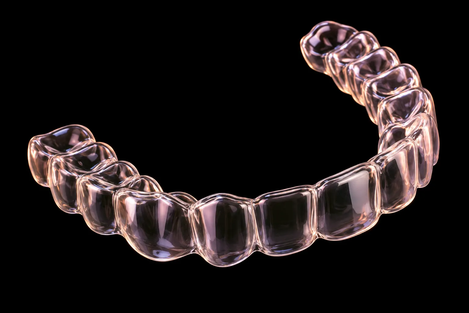 ORBIT Zahnmedizin, durchsichtige Aligner-Schiene vor schwarzem Grund, KI-generiert
